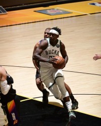  霍勒迪致命抢断助雄鹿，背靠背击败猛龙展现冠军底蕴