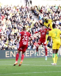  兰斯主场负于雷恩，年轻中卫送点成比赛转折点