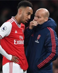  切尔西新帅首秀失利，布莱顿爆冷登顶积分榜  