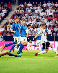  德甲揭幕战上演进球大战创纪录  