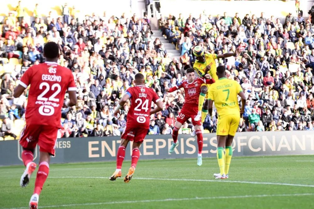  兰斯主场负于雷恩，年轻中卫送点成比赛转折点