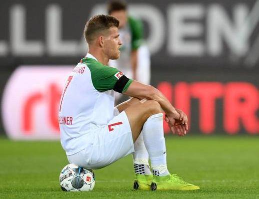  奥格斯堡防守漏洞百出德甲失球数创新高  